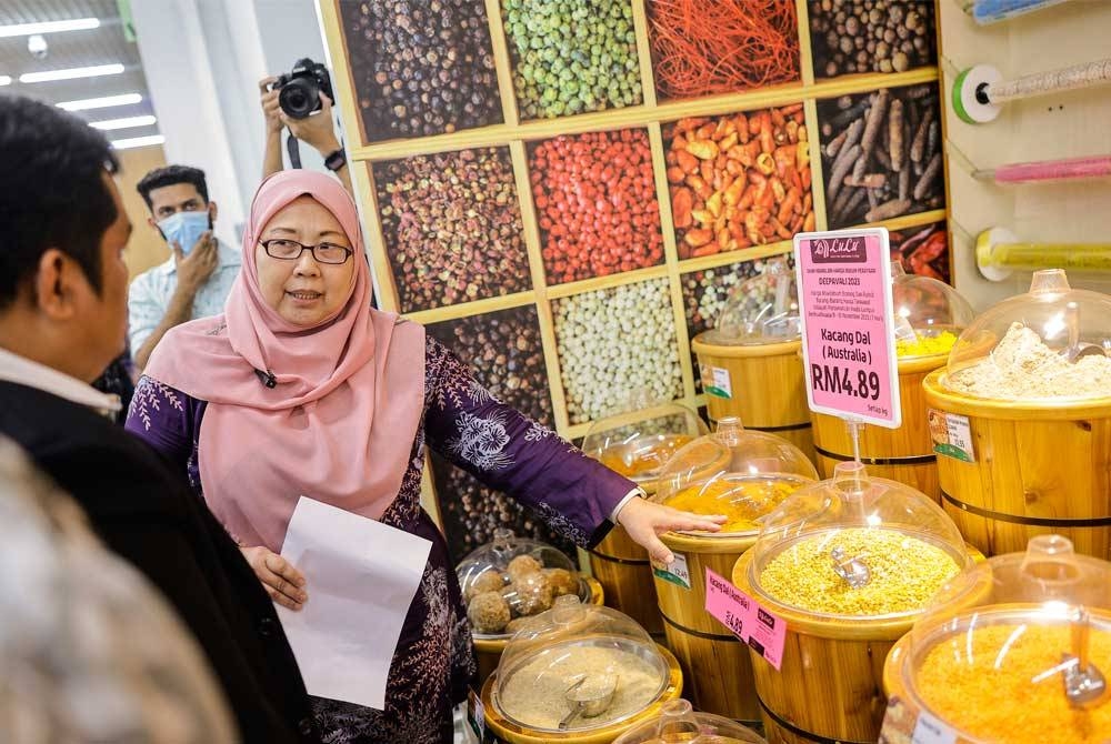 Fuziah meninjau harga kacang dal ketika melakukan tinjauan sempena pelaksanaan Skim Harga Maksimum Musim Perayaan (SHMMP) Deepavali 2023 di Pasar Raya Lulu Hypermarket pada Khamis. Foto: Bernama