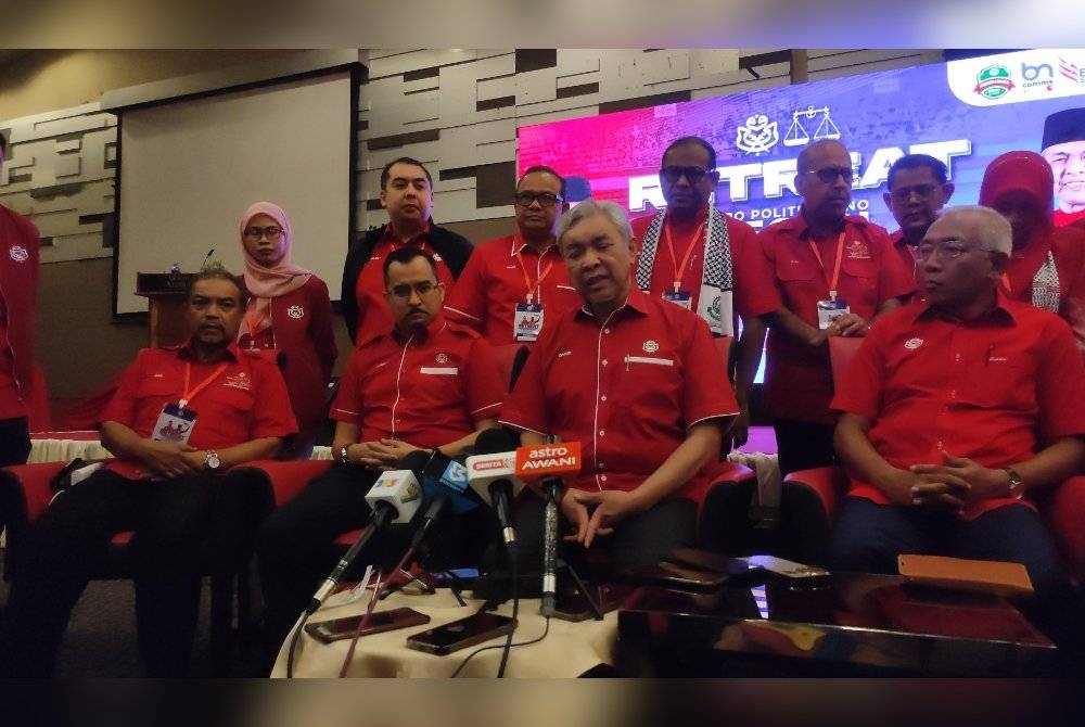 Ahmad Zahid (dua dari kanan) pada sidang media selepas Majlis Perasmian Retreat Biro Politik UMNO Bahagian-Bahagian Kedah di sebuah hotel di Mergong pada Sabtu.