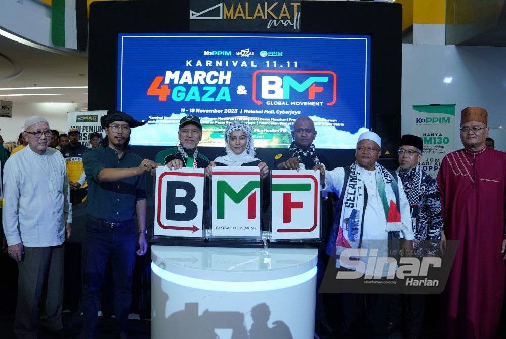 Presiden PPIM, Datuk Nadzim Johan (tiga dari kir) dan Pengasas Kumpulan Malakat, Fadzil Hashim (empat dari kanan) melakukan gimik pelancaran Kempen BMF Global Movement dan ‘March4Gaza’ yang berlangsung di Malakat Mall pada Sabtu. - Foto Sinar Harian MOHD HALIM ABDUL WAHID