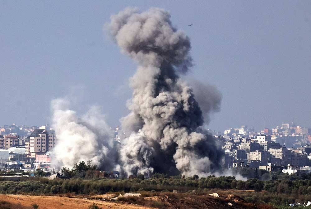 Kepulan asap memenuhi ruang udara Gaza akibat serangan Zionis Israel. - Foto EPA