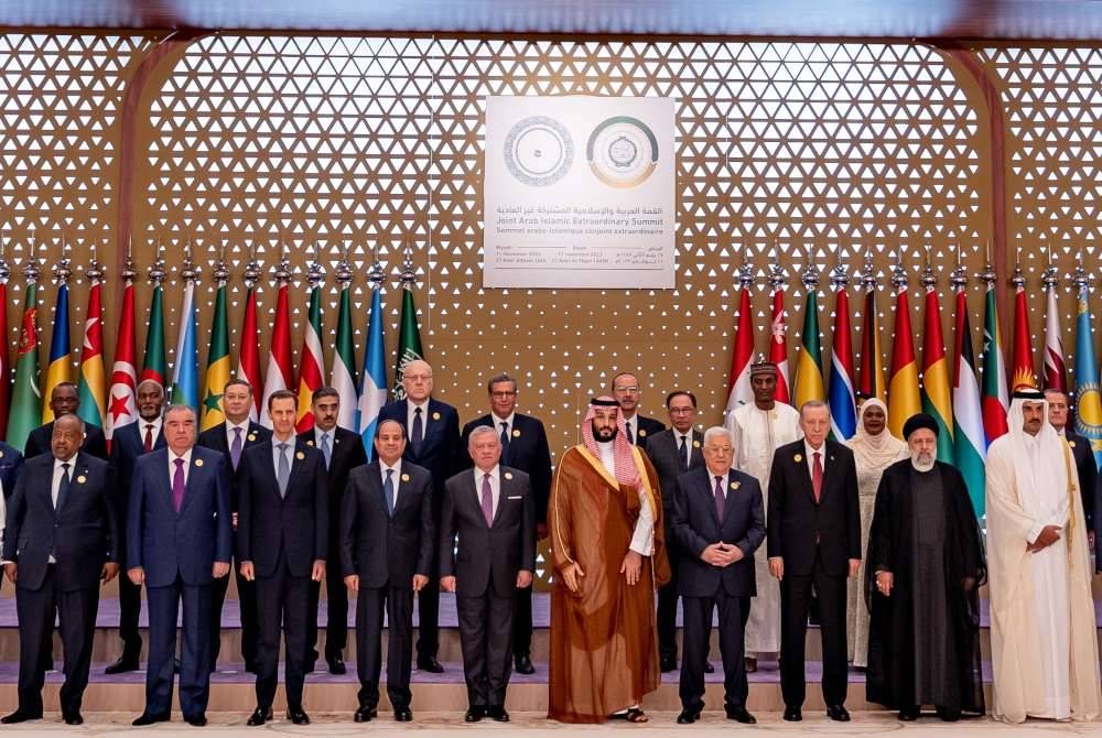 Perdana Menteri, Datuk Seri Anwar Ibrahim bergambar bersama para pemimpin negara-negara OIC pada Sidang Media Kemuncak Tergempar OIC kali Kelapan di Riyadh Arab Saudi hari ini. - Foto Bernama