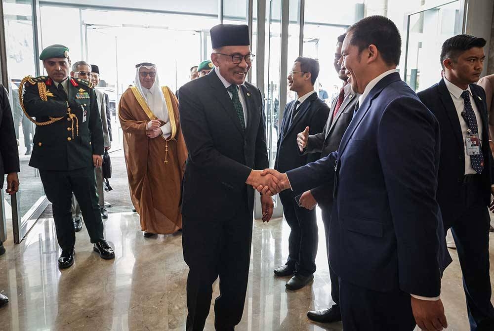 Perdana Menteri Datuk Seri Anwar Ibrahim ketika tiba bagi menghadiri Sidang Kemuncak Tergempar Pertubuhan Kerjasama Islam (OIC) kali Kelapan di Riyadh Arab Saudi pada Sabtu. - Foto Bernama.