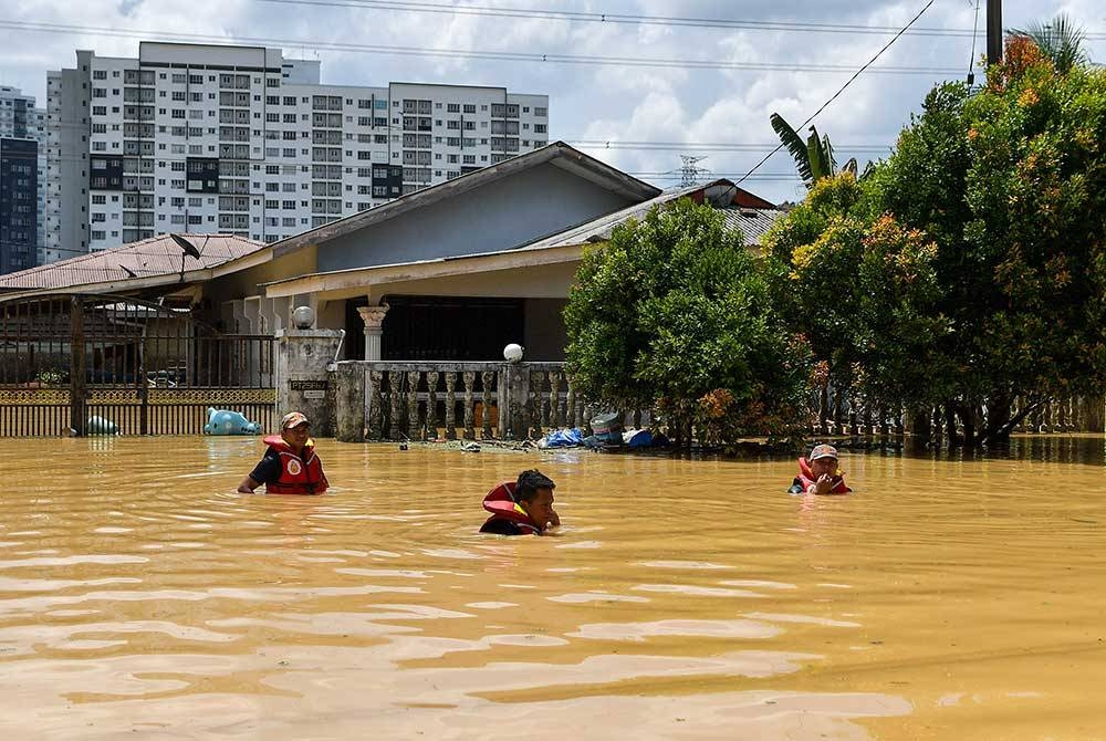 Situasi kawasan yang dinaiki air Kampung Bangi Tambahan pada 5 November lalu. - Foto Bernama.