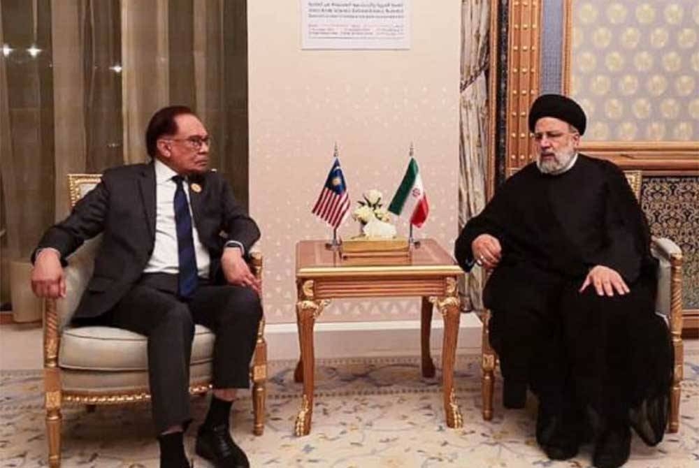 Perdana Menteri, Datuk Seri Anwar Ibrahim mengadakan mesyuarat dua hala dengan Presiden Iran, Ebrahim Raisi di Riyadh, Arab Saudi pada Sabtu. - Foto Twitter ANWAR IBRAHIM