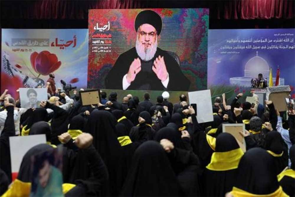 Ucapan Hassan Nasrallah kepada penyokong-penyokongnya disiarkan di skrin dalam satu acara penganjuran Hezbollah di Beirut pada Sabtu. - Foto Reuters.