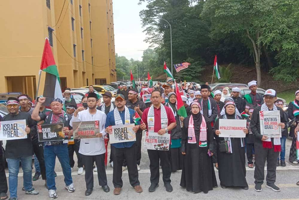 Suhaizan dan Rodzi (tengah) berarak dalam Himpunan Aman Solidariti Program Perumahan Rakyat (PPR) Kempas Permai Prihatin Palestin di Johor Bahru pada Ahad.