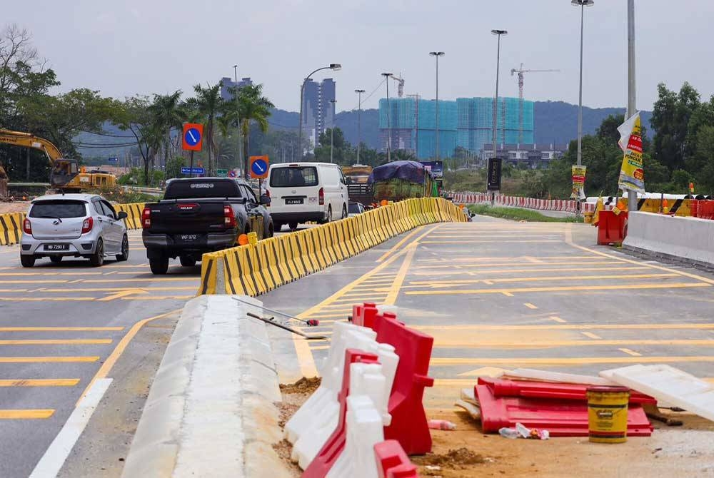 Jalan Persekutuan (FT) 1210 Jalan Bukit Cherakah Puncak Alam, di sini dinaik taraf bagi menambah bilangan lorong bagi mengurangkan masalah kesesakan dan kemalangan jalan raya.