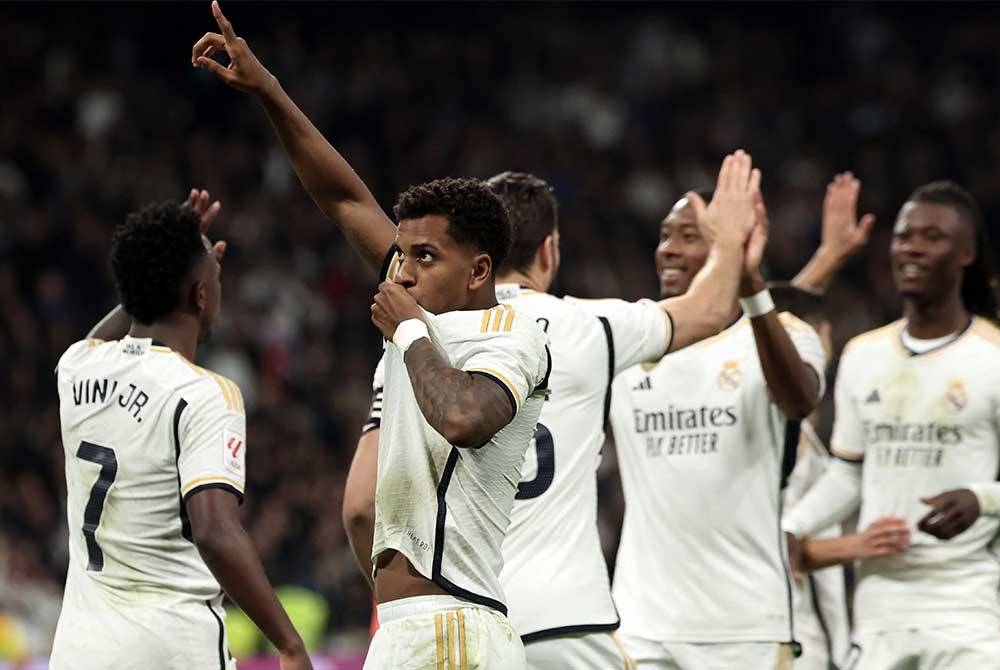 Pemain Real Madrid meraikan kemenangan ke atas Valencia dalam aksi La Liga di laman sendiri awal pagi Ahad. Foto AFP