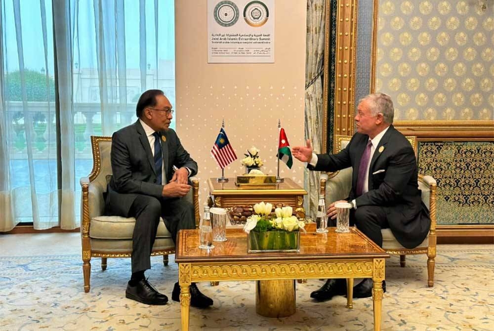 Raja Jordan Raja Abdullah II berkenan mengadakan pertemuan dengan Perdana Menteri Malaysia Datuk Seri Anwar Ibrahim di luar Sidang Kemuncak Tergempar Liga Arab dan Negara Islam mengenai Gaza.