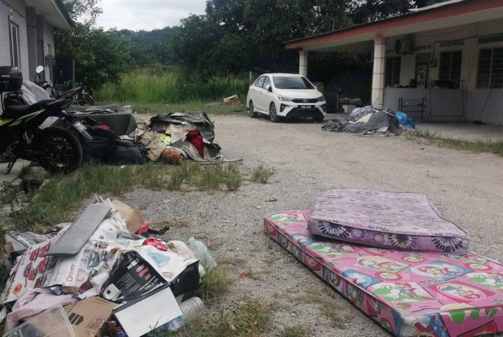 Keadaan Kampung Cemperai, Dengkil di sini pada Ahad.