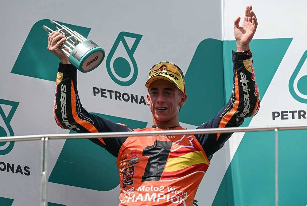 Pedro Acosta meraikan Kejuaraan Dunia Moto2 2023 di atas podium selepas perlumbaan kelas Moto2 Grand Prix Malaysia MotoGP di Litar Antarabangsa Sepang pada Ahad. - Foto: Mohd Rasfan/AFP