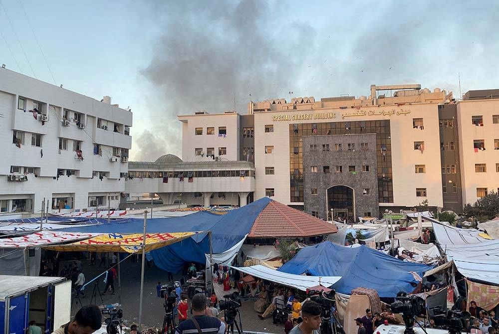 Hospital Al-Shifa sekali lagi dibedil tentera penceroboh Israel pada Sabtu, kali ini menyasarkan ICU yang mencederakan sebahagian petugas dan menyebabkan beberapa bayi berisiko meninggal dunia akibat kekurangan oksigen selepas bekalan elektrik terputus. - Foto: Reuters