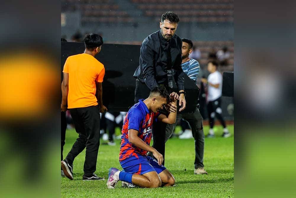 Echeverria menenangkan pemainnya, Ahmad Asyar Hadi Mohd Shapri yang kesedihan setelah tewas kepada TFC II dalam aksi final Piala MFL di Stadium Bola Sepak Kuala Lumpur, Cheras pada Sabtu. - FOTO: BERNAMA