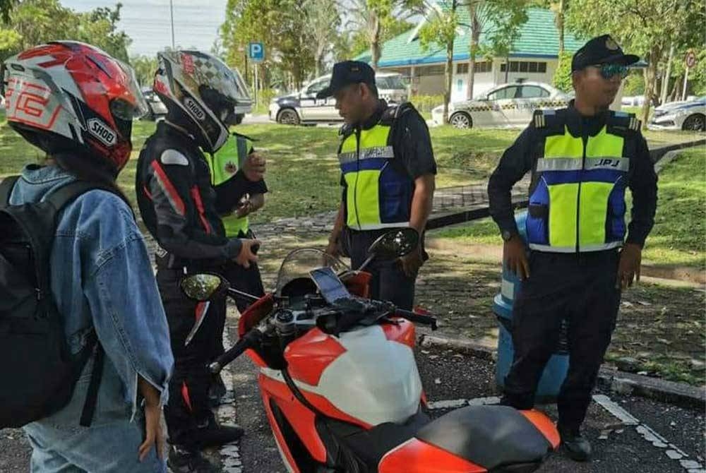 Anggota JPJ Selangor dan JSPT PDRM memeriksa 286 kenderaan pada Op Patuh Bersepadu di seluruh negeri itu pada Jumaat.