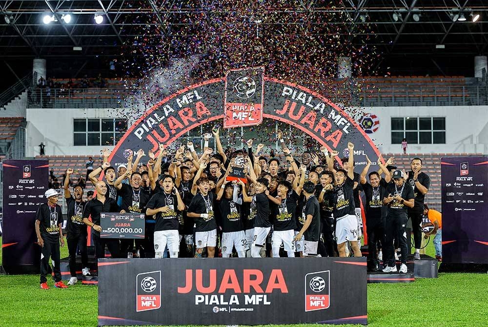 Skuad TFC II meraikan kejuaraan setelah berjaya menewaskan JDT II dalam aksi final Piala MFL di Stadium Bola Sepak Kuala Lumpur, Cheras pada Sabtu.
FOTO: BERNAMA