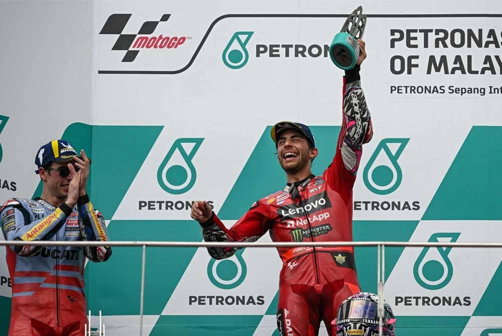 Enea Bastianini meraikan kejayaan di podium selepas MotoGP Grand Prix Malaysia di Litar Antarabangsa Sepang pada Ahad. - Foto: Mohd Rasfan/AFP