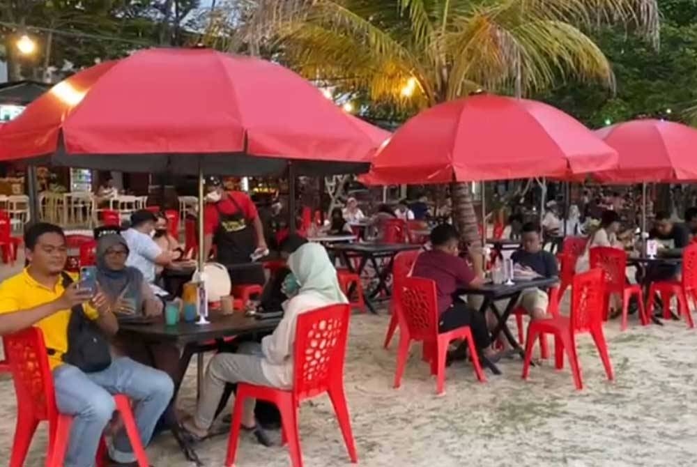 Pelancong juga mengambil peluang mengunjungi restoran yang terdapat di pantai Chenang.