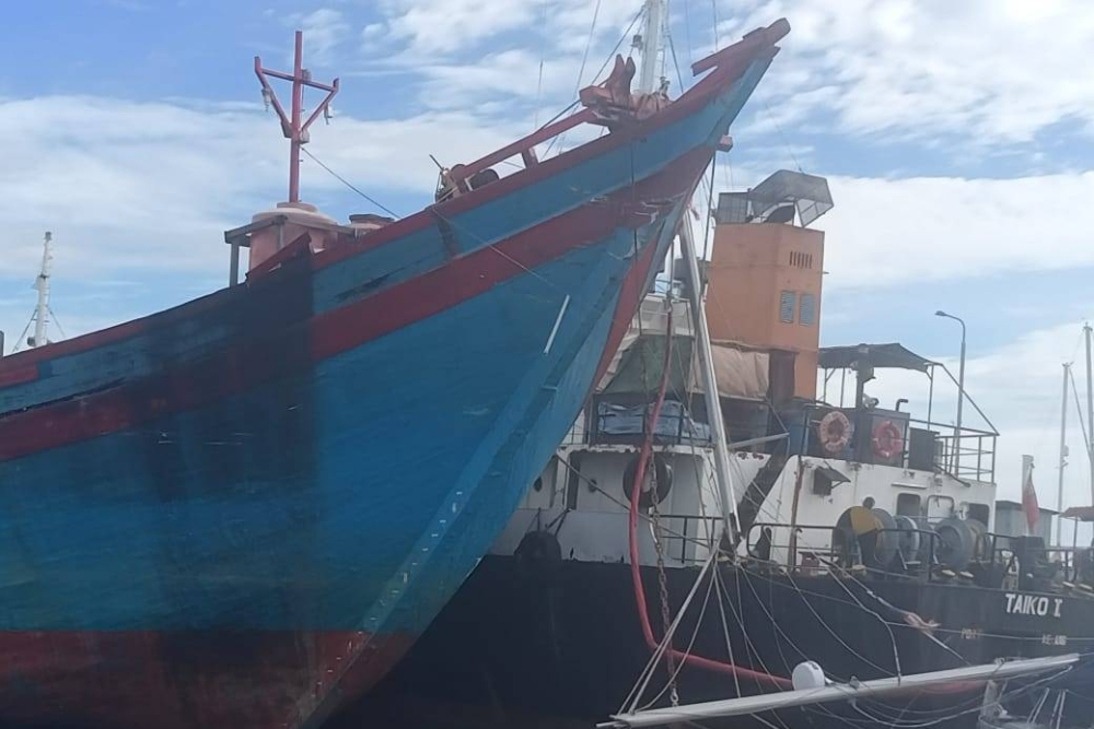 Keadaan bot barter trade yang merempuh jeti Royal Selangor Yacht Club, Pelabuhan Klang, Selangor pada Ahad.