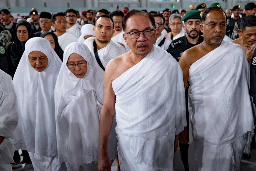 Anwar, Wan Azizah bersama delegasi negara mengerjakan umrah