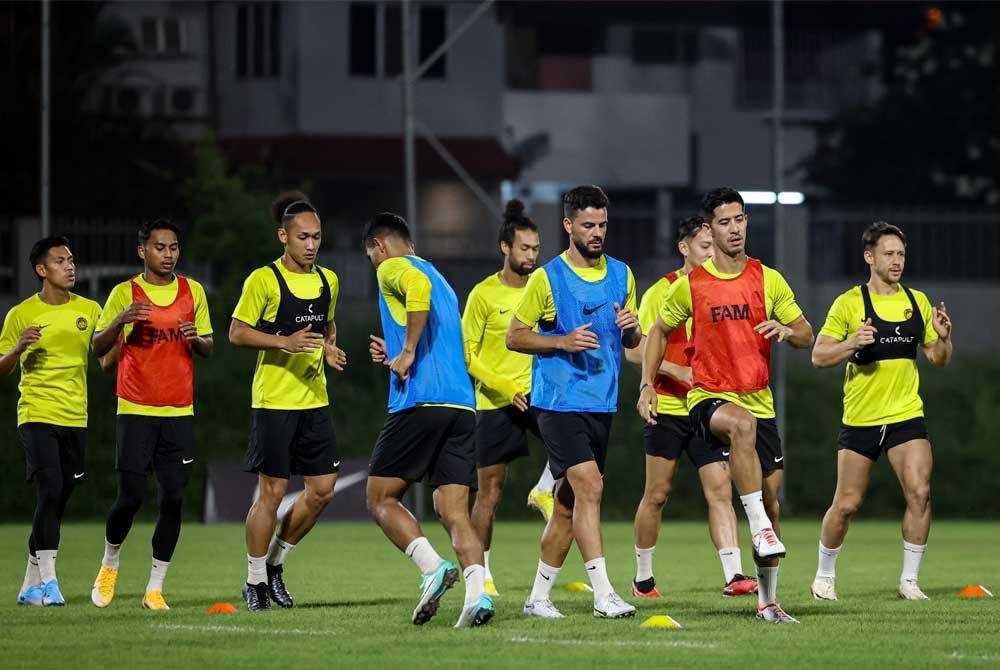 Brendan Gan (dua dari kanan) bersama skuad Harimau Malaya menjalani Sesi Kem Latihan sebagai persediaan menjelang pusingan kelayakan Piala Dunia 2026/Piala Asia 2027 di Wisma FAM Kelana Jaya pada Ahad. - Foto: Bernama