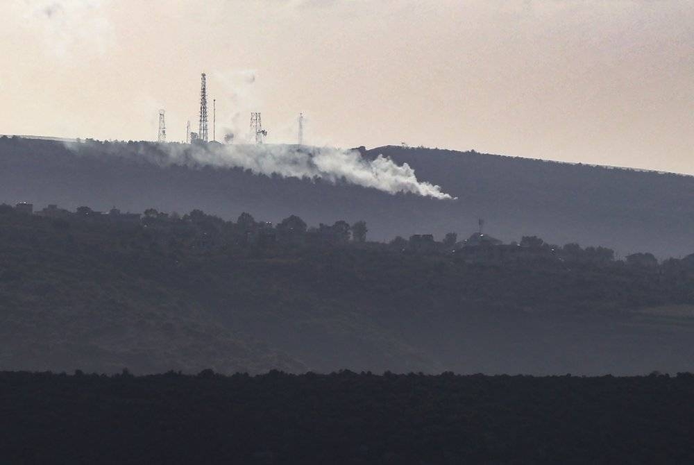 Kepulan asap kelihatan di Lubnan pada Ahad selepas Israel melancarkan serangan artileri sebagai tindak balas terhadap peluru berpandu yang ditembak oleh Hezbollah. - Foto AFP