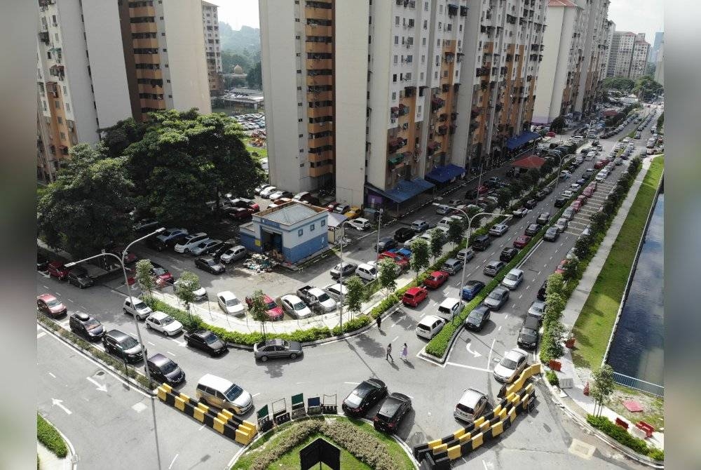 Masalah lambakan kenderaan persendirian di kediaman PPR, strata kos rendah dan sederhana di ibu negara terus mendatangkan resah penduduk. - Foto Bernama