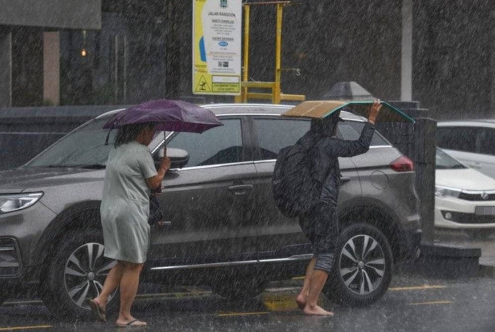 Hujan berterusan tahap waspada dijangka berlaku di Kelantan, Terengganu, Pahang dan Sabah sehingga Ahad ini. - Foto fail Bernama