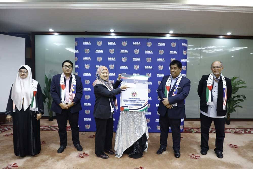 Cheremi (dua kanan) menyempurnakan Tabung Amanah Kemanusiaan Rakyat Palestin baru-baru ini.