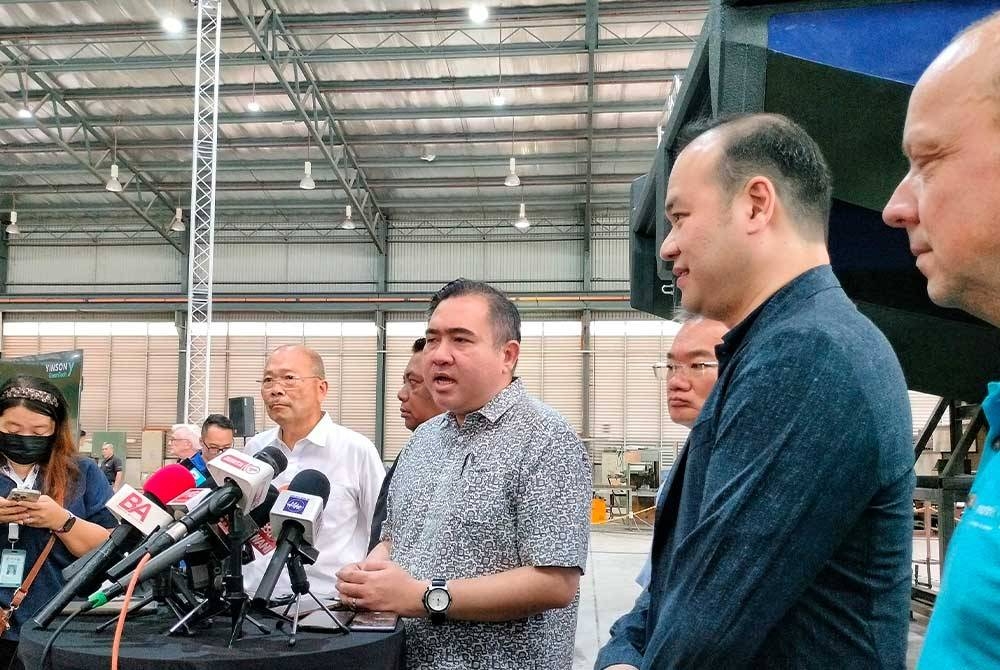 Anthony (tengah) ketika sidang akhbar selepas menyaksikan HydroGlyder di Yinson GreenTech di Composites Technology City, Batu Berendam, di sini pada Isnin.