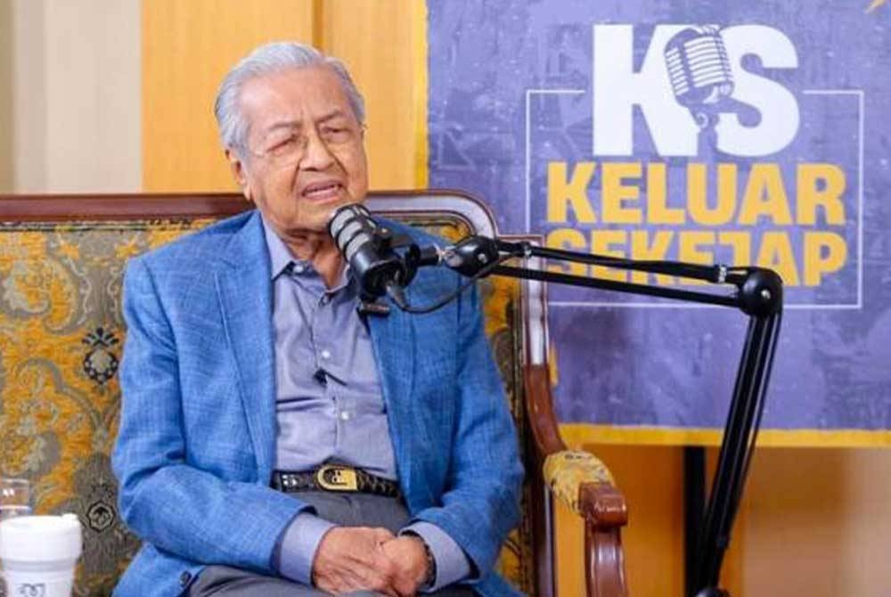 Dr Mahathir berkata, lazimnya beliau akan memberikan masa sekurang-kurangnya tiga bulan untuk melihat apa yang boleh dilakukan oleh individu yang menjawat jawatan sebagai Perdana Menteri. - Foto/Facebook Keluar Sekejap