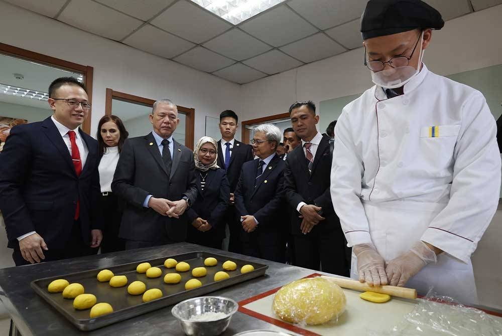 Fadillah (tiga dari kiri) melawat PORTSIM di Shanghai pada Khamis.