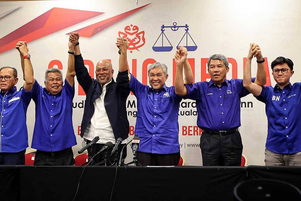 Ahmad Zahid (tiga dari kanan) hari ini mengumumkan Raja Mohamed Affandi (tiga dari kiri) sebagai calon BN bagi Pilihan Raya Kecil (PRK) Kemaman, 2 Disember ini. - Foto Bernama