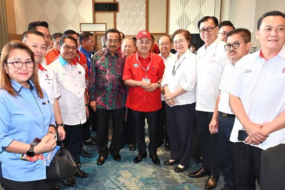 Hajiji bersama Musa, pemimpin GRS dan Pakatan Harapan (PH) Sabah ketika hadir pada Persidangan Agung Tahunan Gagasan Rakyat di SICC Kota Kinabalu.