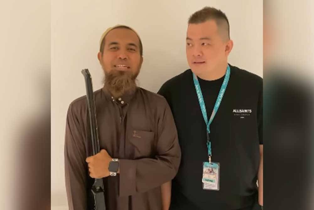 Gitar yang dibawa oleh bekas anggota SO7, Salman Al-Jugjawy atau dikenali sebagai Sakti dibida pada harga RM11,000 itu turut mempunyai tanda tangan Eross, Opick dan Sakti.