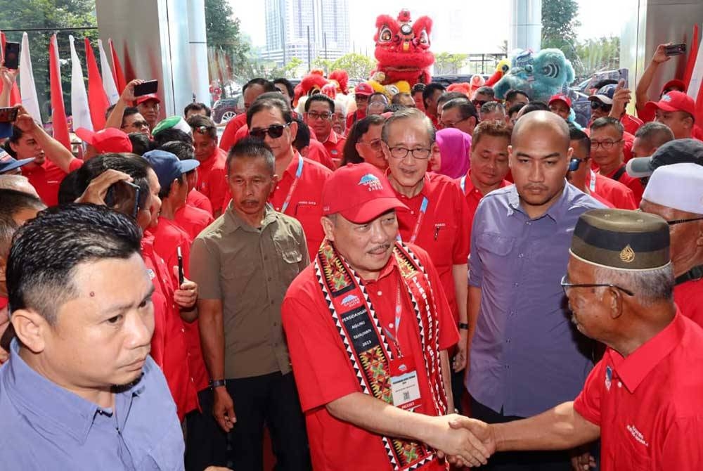 Hajiji bertemu dengan ahli Gagasan Rakyat pada persidangan Agung Tahunan Gagasan Rakyat di SICC Kota Kinabalu.