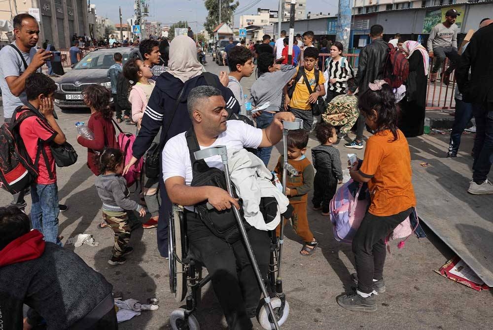 Penduduk Palestin tiba di Khan Yunis di selatan Semenanjung Gaza, selepas meninggalkan rumah mereka di Bandar Gaza dan Semenanjung Gaza Utara di tengah-tengah pertempuran berterusan antara Israel dan Hamas. - Foto AFP