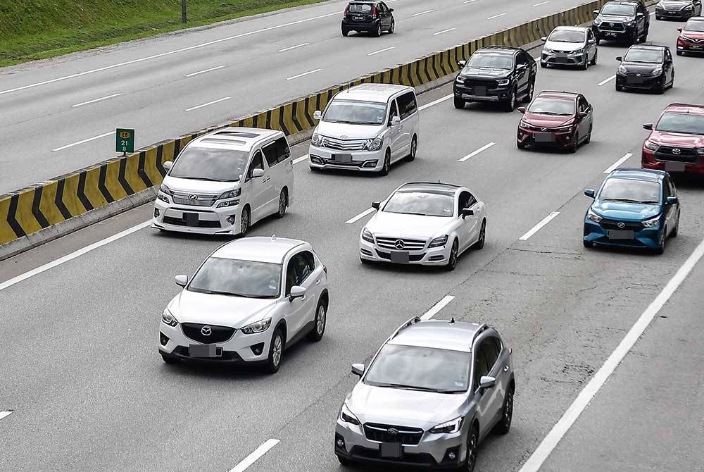 Aliran trafik di lebuh raya utama menuju ke Lembah Klang dilaporkan perlahan dan sesak setakat 5 petang ini. - Foto hiasan