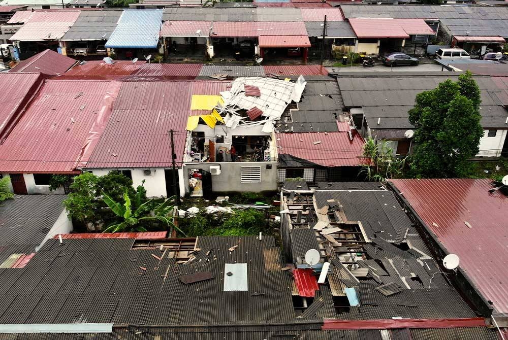 Pemandangan dari atas keadaan rumah penduduk yang terjejas akibat kejadian ribut yang melanda di Taman Meru 2C ketika tinjauan hari ini. - Foto Bernama