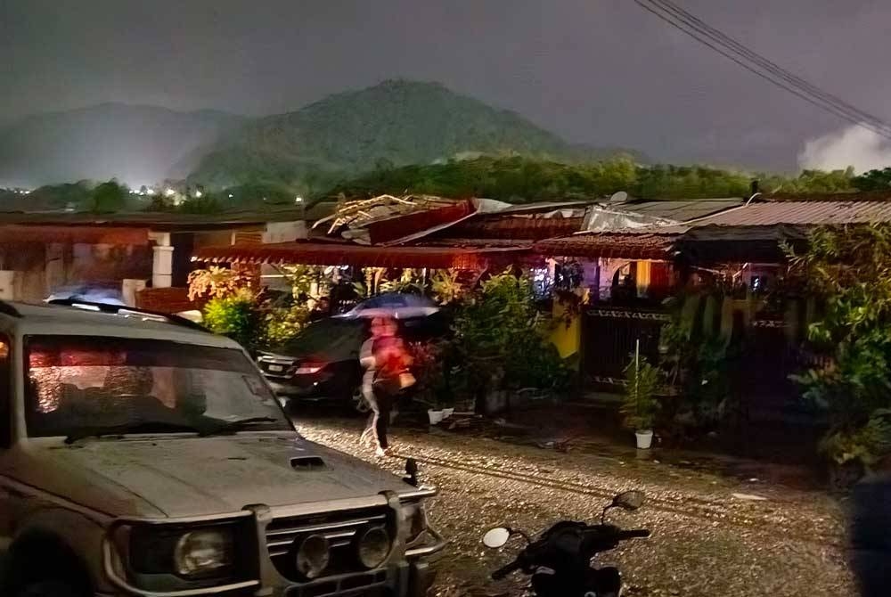 Deretan rumah penduduk di Persiaran Taman Meru 26, Taman Meru 2C, Ipoh rosak dalam kejadian ribut pada Isnin.