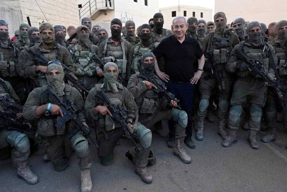 Netanyahu bergambar dengan anggota IDF di markas tentera Israel di Tze&#039;elim sebelum operasi serangan darat di Gaza. - Agensi