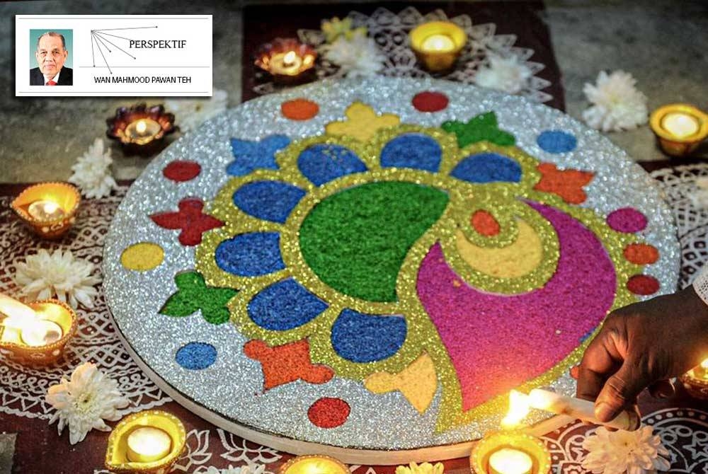 Orang India beragama Hindu merayakan Diwali atau Deepavali. - Foto Bernama