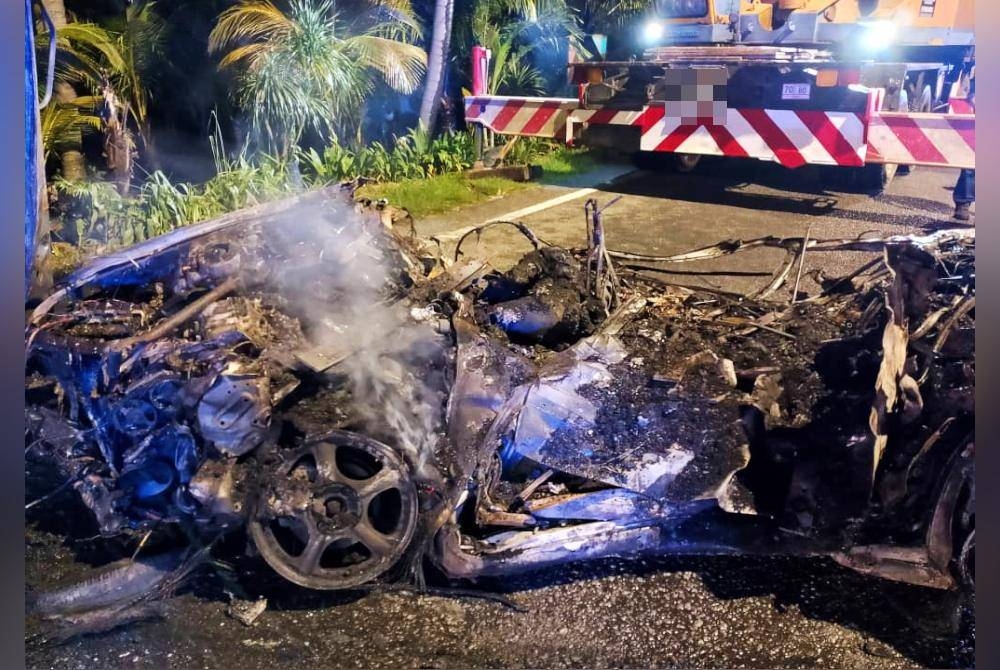 Keadaan kereta jenis Proton Perdana dinaiki tiga mangsa yang rentung dalam kemalangan di kawasan Perindustrian Bercham dekat Ipoh pada Isnin.