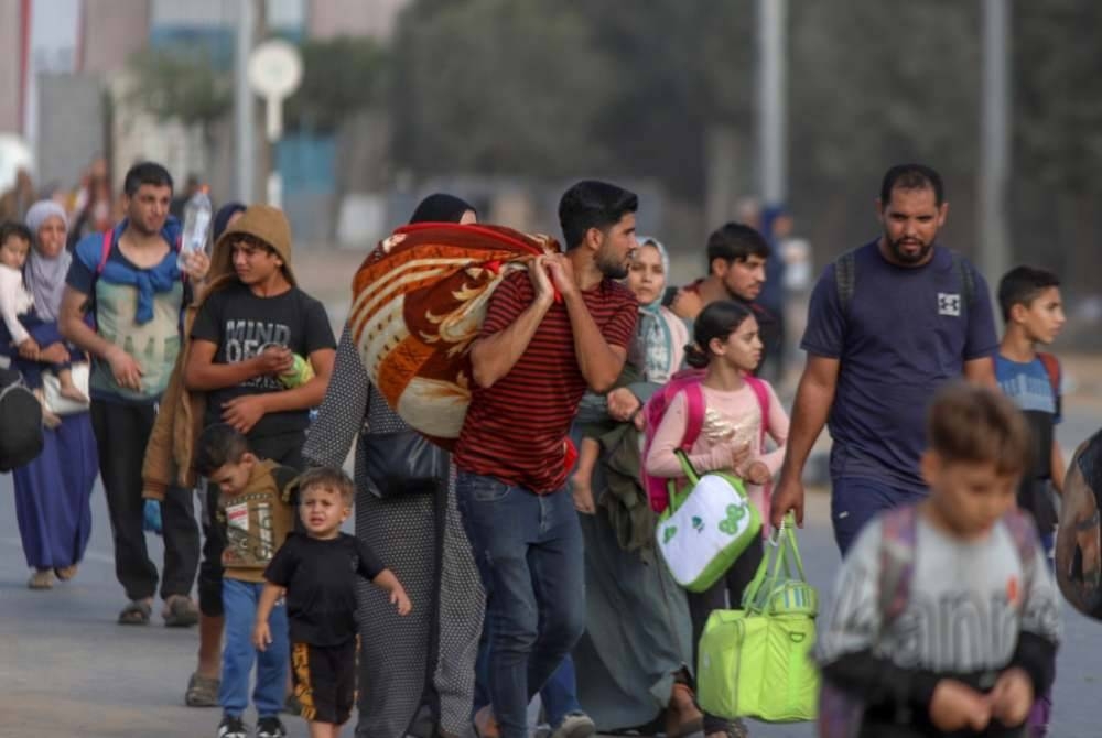 Rakyat Palestin sedang berjalan dari Kota Gaza ke arah selatan, di tengah Semenanjung Gaza pada 8 November lalu. - Foto Xinhua