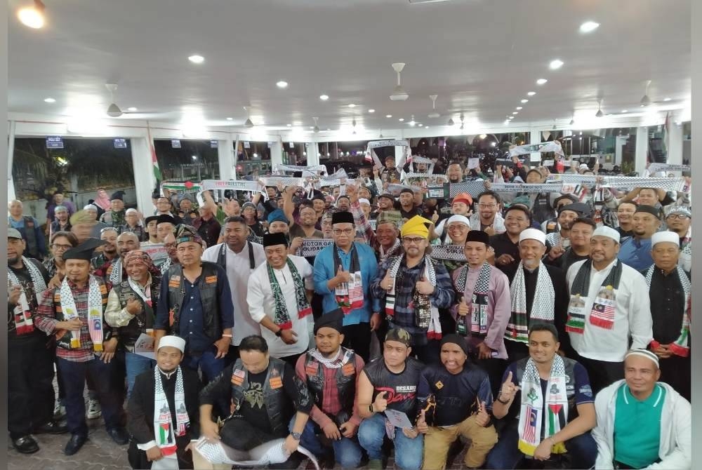 Awie (berdiri, lima dari kanan) bersama tetamu jemputan dan peserta konvoi merakam kenangan sempena program Solidarity Ride Free Palestine WMGS Asean ke Masjid Negeri Perak di Masjid Sultan Idris Shah II di Ipoh, Perak pada Isnin.