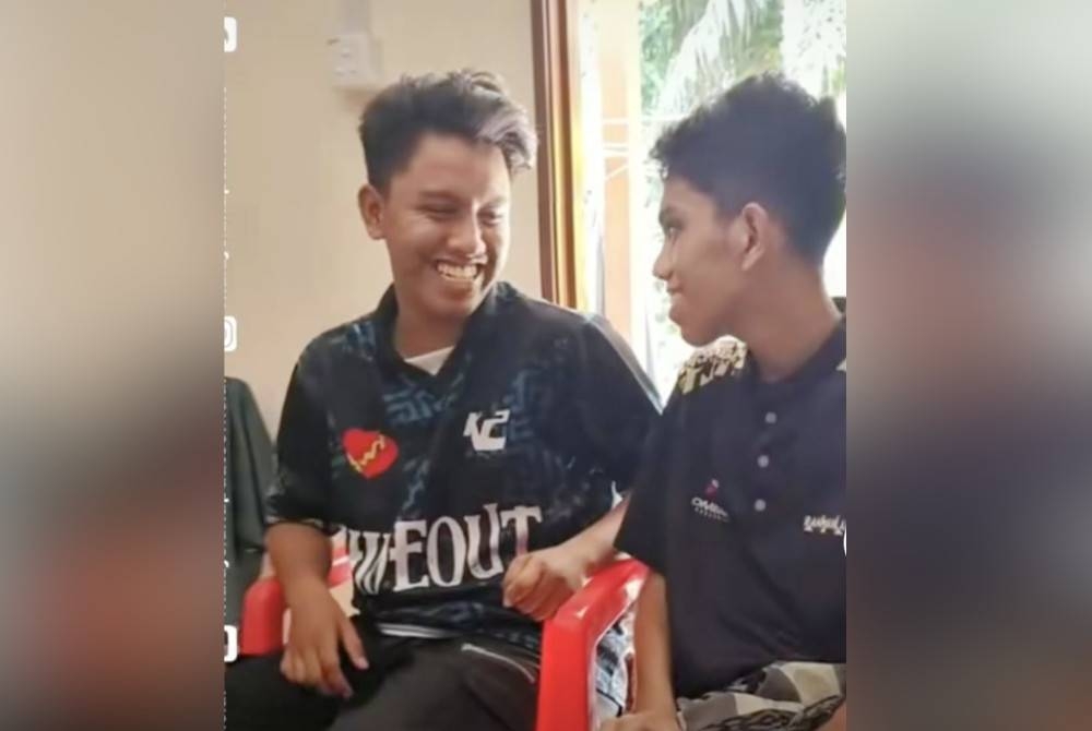 Abdur Rahman (kiri) bersama adiknya, Abdullah yang kini semakin menunjukkan perkembangan positif selepas kira-kira dua bulan terlibat kemalangan.