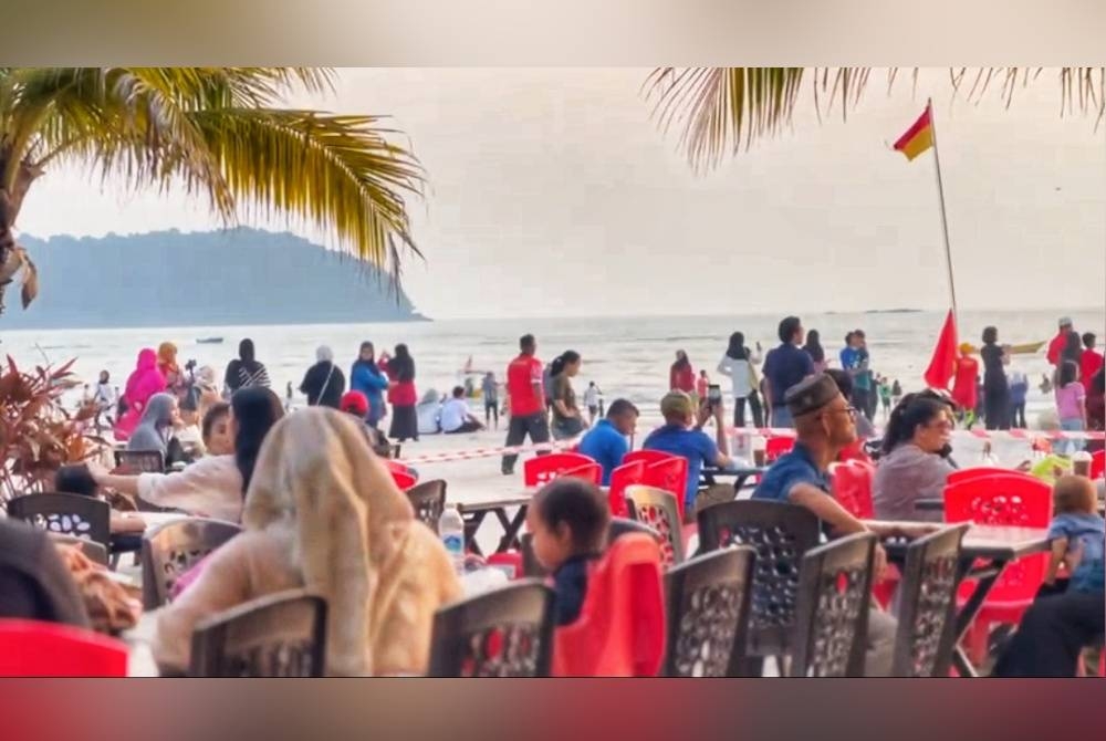 
Suasana di Restoran Bamboo Chenang beberapa hari lalu.