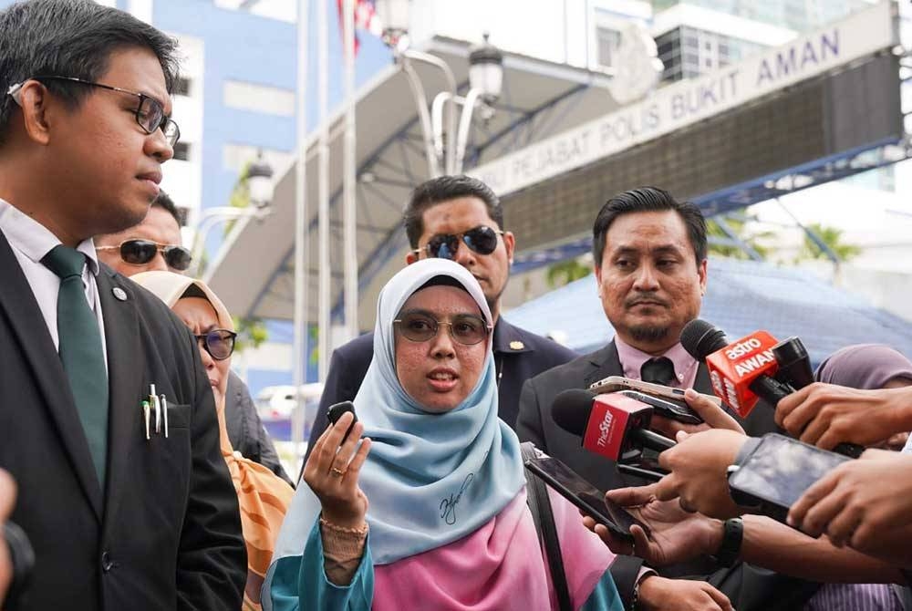 Siti Mastura bersama Ahmad Amzar (kiri) ditemui pihak media selepas memberi keterangan kepada penyiasat USJT di Ibu Pejabat Polis Bukit Aman, Kuala Lumpur pada Selasa.