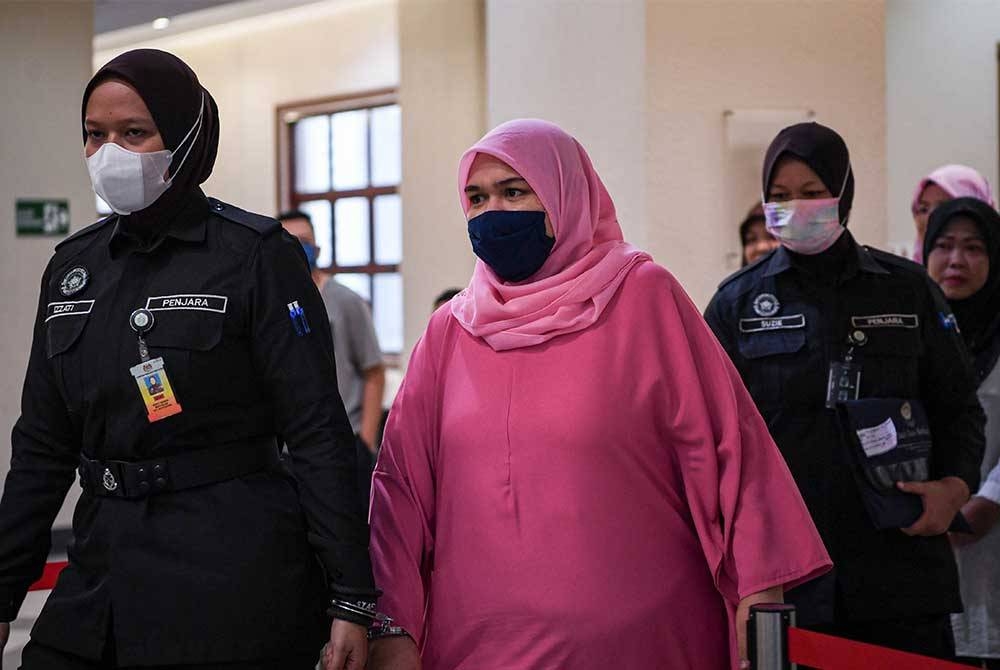 Siti Bainun (dua dari kiri) hadir ke Kompleks Mahkamah Kuala Lumpur hari ini. - Foto Bernama