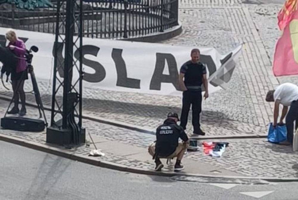 Aktivis anti-Islam membakar salinan al-Quran di luar Kedutaan Iraq di Copanhagen pada Julai lalu. - Foto Agensi