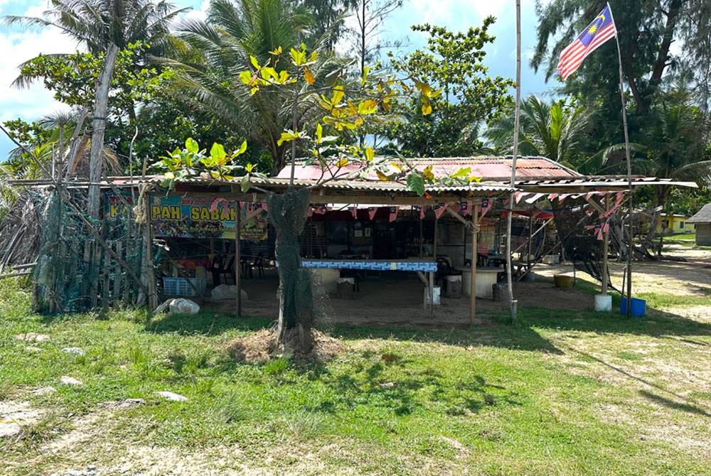 Kedai mi celup yang lima kali dipindahkan kerana monsun yang turut menyebabkan perubahan pantai.